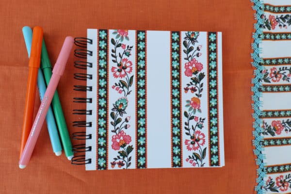 CARNET A SPIRALES CARRE RAYURES FLEURIES
