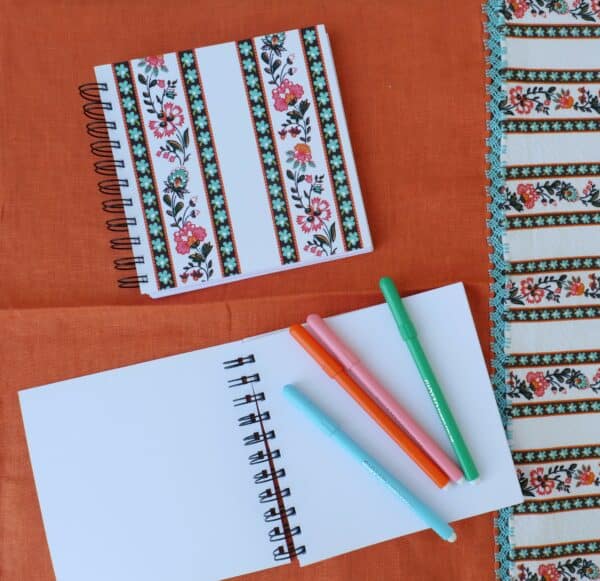 CARNET A SPIRALES CARRE RAYURES FLEURIES – Image 2