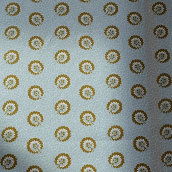 TISSU "SEMIS DE FLEURS SUR FOND D'ECAILLES" – Image 8