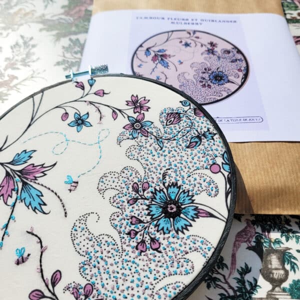 KIT DE BRODERIE "GUIRLANDES DE FLEURS"