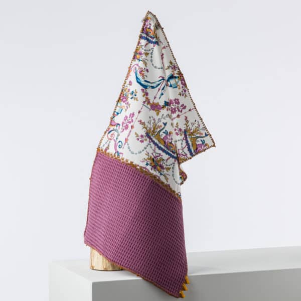 GRAND TORCHON BRODE "L'ENFANT AU DAUPHIN" VIOLET
