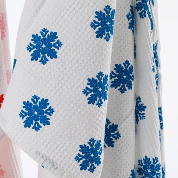 SERVIETTE HAMMAM 100X180 "ROSACES" BLEU DIRECTOIRE – Image 2