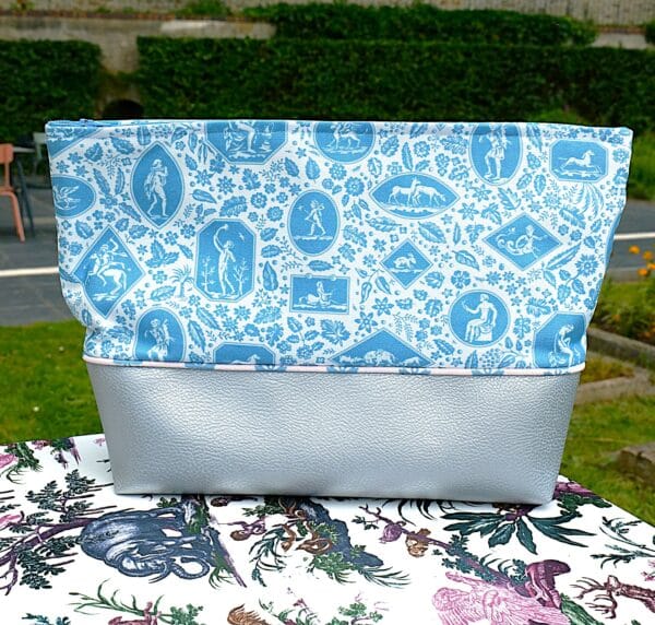 GRANDE TROUSSE DE TOILETTE "Les CAMEES" BLEU