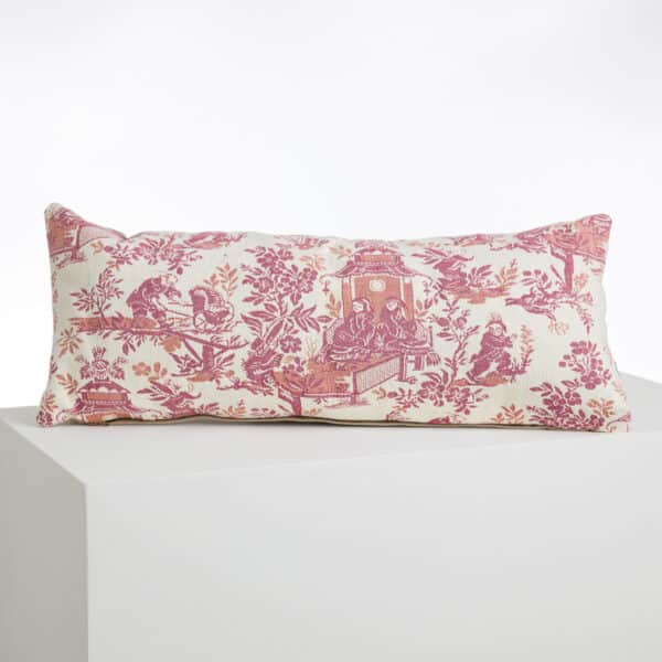 COUSSIN TISSE 22X58 "LE CHINOIS A LA BROUETTE" ROSE