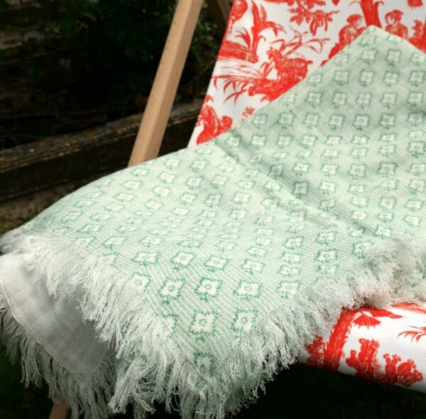 PLAID GAZE DE COTON "FLEURS sur FOND PICOTE" BLEU ou vert – Image 3