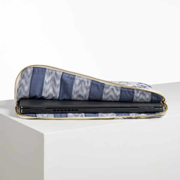 HOUSSE ORDINATEUR "LES PLAISIRS DE LA CAMPAGNE" BLEU – Image 2