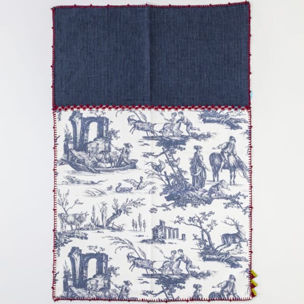 GRAND TORCHON BRODE "Les PLAISIRS DE LA CAMPAGNE" BLEU – Image 2