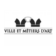Logo en noir et blanc avec un arc stylisé et deux formes au-dessus du texte "VILLE ET MÉTIERS D'ART" en majuscules grasses, séparé par une ligne horizontale, évoquant le patrimoine du Musée de la Toile de Jouy. - Musée de la Toile de Jouy