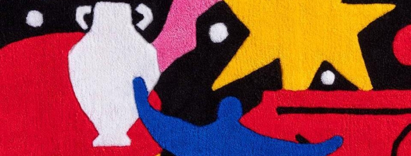 Une illustration abstraite vibrante aux formes audacieuses : une figure humaine bleue, des étoiles jaunes, un vase blanc et des accents rouges évoquent l'esprit ludique et coloré du musée de la Toile de Jouy. Des points blancs et un croissant de lune se détachent sur le fond noir. - Musée de la Toile de Jouy