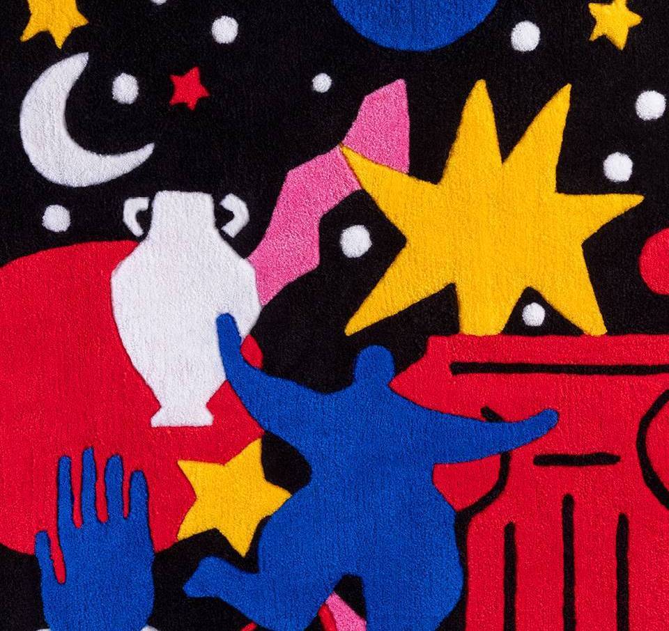 Une illustration abstraite vibrante aux formes audacieuses : une figure humaine bleue, des étoiles jaunes, un vase blanc et des accents rouges évoquent l'esprit ludique et coloré du musée de la Toile de Jouy. Des points blancs et un croissant de lune se détachent sur le fond noir. - Musée de la Toile de Jouy
