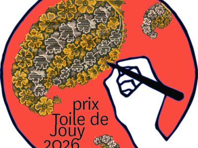 Une main tenant un pinceau colore un motif en forme de cerveau avec des motifs floraux jaunes sur un fond rouge. En dessous, "prix Toile de Jouy 2026" fait référence au Musée de la Toile de Jouy. - Musée de la Toile de Jouy