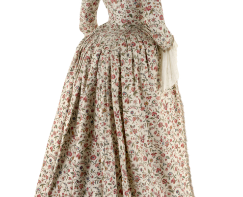 Robe vintage du XVIIIe siècle, au corsage ajusté et à la jupe ample et longue, en tissu blanc orné d'un motif floral rouge et vert, exposée au musée de la Toile de Jouy sur fond blanc. - Musée de la Toile de Jouy
