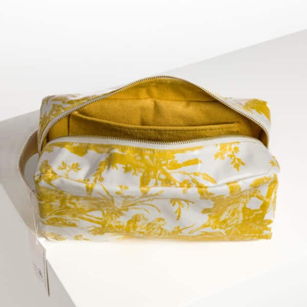 TROUSSE DE TOILETTE RECTANGULAIRE ENDUITE "LES 4 PARTIES DU MONDE" Jaune bouton d'or – Image 2