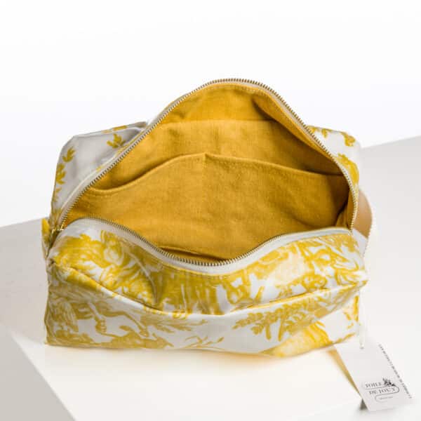 TROUSSE DE TOILETTE RECTANGULAIRE ENDUITE "LES 4 PARTIES DU MONDE" Jaune bouton d'or – Image 3