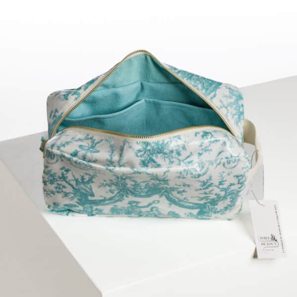 TROUSSE DE TOILETTE RECTANGULAIRE ENDUITE "COURONNEMENT DE LA ROSIERE" BLEU LAGON – Image 2