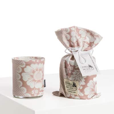 BOUGIE ET SON POCHON "FLEURS STYLISEES SUR MONTANTS ONDULANTS" ROSE POUDRE