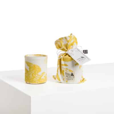 BOUGIE ET SON POCHON "4 PARTIES DU MONDE" JAUNE BOUTON D'OR