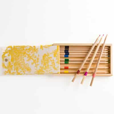 PLUMIER 12 COULEURS "4 PARTIES DU MONDE" JAUNE BOUTON D'OR