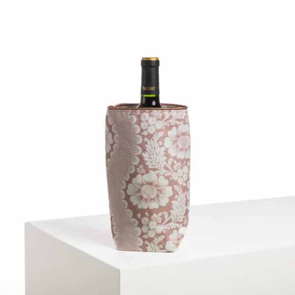 HOUSSE BOUTEILLE "FLEURS STYLISEES SUR MONTANTS ONDULANTS" ROSE POUDRE