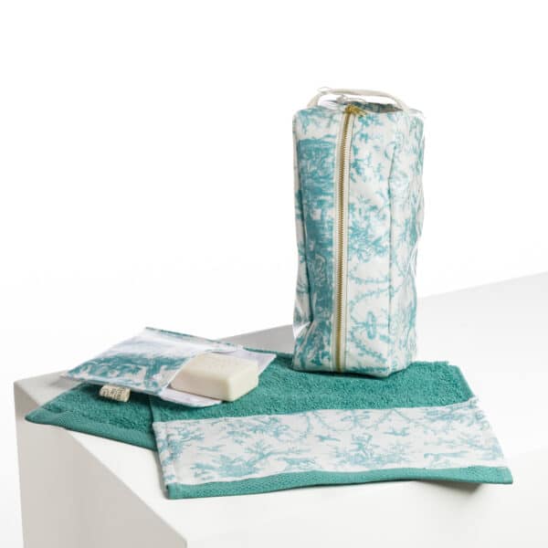 TROUSSE DE TOILETTE RECTANGULAIRE ENDUITE "COURONNEMENT DE LA ROSIERE" BLEU LAGON – Image 3