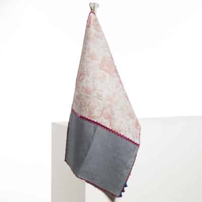 GRAND TORCHON BRODE "COURONNEMENT DE LA ROSIERE" ROSE POUDRE
