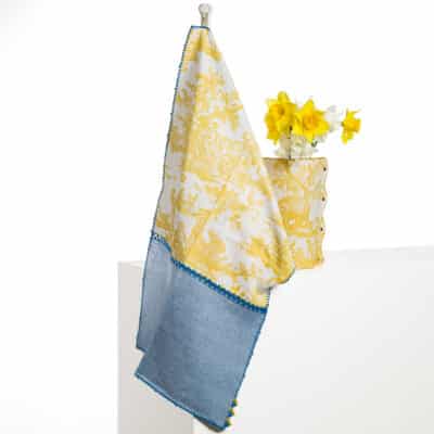 GRAND TORCHON BRODE "4 PARTIES DU MONDE" JAUNE BOUTON D'OR