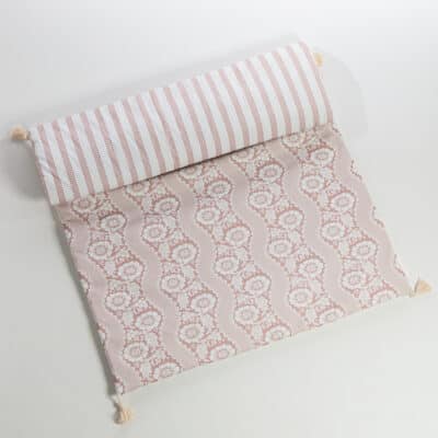 MATELAS DE REPOS "FLEURS STYLISEES SUR MONTANTS ONDULANTS" ROSE POUDRE