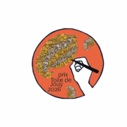 Une main tenant un stylo colorie un motif cachemire composé de livres et de fleurs jaunes sur un cercle orange. Le texte "Prix Toile de Jouy 2026" apparaît, célébrant la créativité et l'art. - Musée de la Toile de Jouy