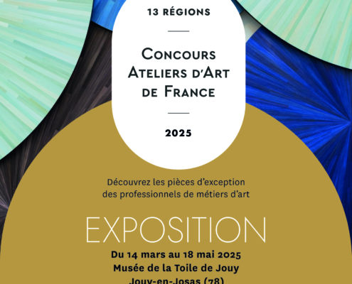 Affiche du concours et de l'exposition Ateliers d'Art de France 2025, avec des formes abstraites en éventail bleu et vert, dates de l'événement (14 mars-18 mai 2025), au Musée de la Toile de Jouy à Jouy-en-Josas. - Musée de la Toile de Jouy