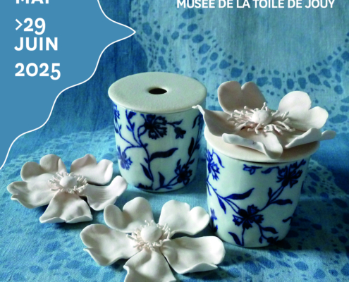Affiche pour "Chroniques Botaniques" de Caroline Worner, présentant des porcelaines bleues et blanches à motifs botaniques et des fleurs en porcelaine au Musée de la Toile de Jouy, du 16 mai au 29 juin 2025. - Musée de la Toile de Jouy