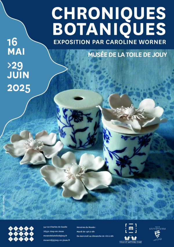 Affiche pour "Chroniques Botaniques" de Caroline Worner, présentant des porcelaines bleues et blanches à motifs botaniques et des fleurs en porcelaine au Musée de la Toile de Jouy, du 16 mai au 29 juin 2025. - Musée de la Toile de Jouy