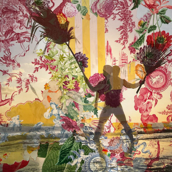La silhouette d'une personne tenant de grandes compositions florales se détache d'un collage vibrant de fleurs, de feuilles et de figures classiques, évoquant les motifs complexes du musée de la Toile de Jouy, avec des colonnes jaunes et des reflets qui remplissent la scène. - Musée de la Toile de Jouy