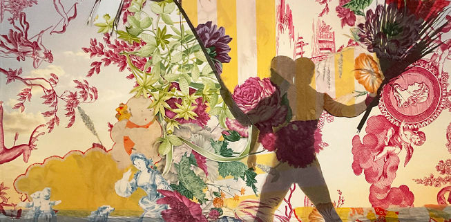 La silhouette d'une personne tenant de grandes compositions florales se détache d'un collage vibrant de fleurs, de feuilles et de figures classiques, évoquant les motifs complexes du musée de la Toile de Jouy, avec des colonnes jaunes et des reflets qui remplissent la scène. - Musée de la Toile de Jouy
