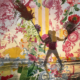 La silhouette d'une personne tenant de grandes compositions florales se détache d'un collage vibrant de fleurs, de feuilles et de figures classiques, évoquant les motifs complexes du musée de la Toile de Jouy, avec des colonnes jaunes et des reflets qui remplissent la scène. - Musée de la Toile de Jouy