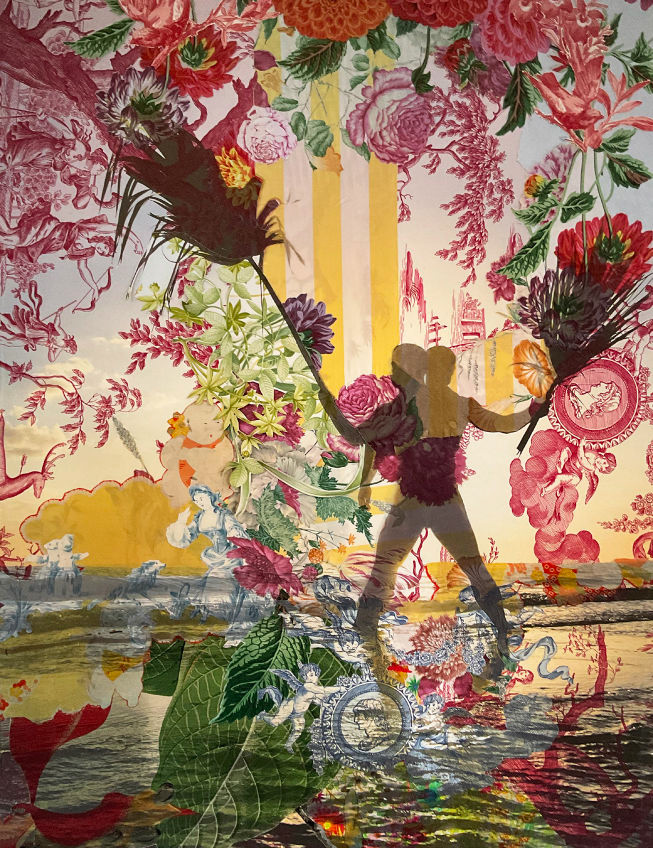 TIM-HAILAND-banniere La silhouette d'une personne tenant de grandes compositions florales se détache d'un collage vibrant de fleurs, de feuilles et de figures classiques, évoquant les motifs complexes du musée de la Toile de Jouy, avec des colonnes jaunes et des reflets qui remplissent la scène. - Musée de la Toile de Jouy