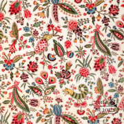Motif floral et feuillu coloré sur fond clair, inspiré du style décoratif du Musée de la Toile de Jouy, comprenant des fleurs stylisées, des feuilles et des éléments fantaisistes en rouge, vert, bleu et jaune, avec une touche botanique vintage. - Musée de la Toile de Jouy
