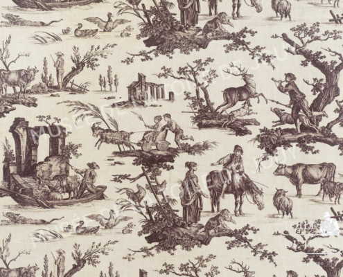 Un motif de toile, inspiré par le Musée de la Toile de Jouy, présente des scènes pastorales de personnes montant à cheval, gardant des animaux, faisant du bateau et des ruines, le tout illustré en marron foncé sur un fond clair. - Musée de la Toile de Jouy