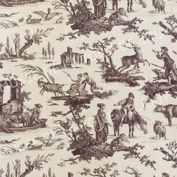 Un motif de toile, inspiré par le Musée de la Toile de Jouy, présente des scènes pastorales de personnes montant à cheval, gardant des animaux, faisant du bateau et des ruines, le tout illustré en marron foncé sur un fond clair. - Musée de la Toile de Jouy