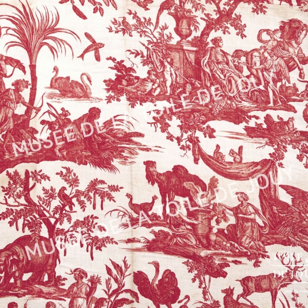 Toile rouge avec des scènes pastorales détaillées, des figures classiques et des animaux dans des vignettes complexes sur un fond crème. La mention "MUSEE DE LA TOILE DE JOUY" est superposée en diagonale, célébrant l'art du Musée de la Toile de Jouy. - Musée de la Toile de Jouy