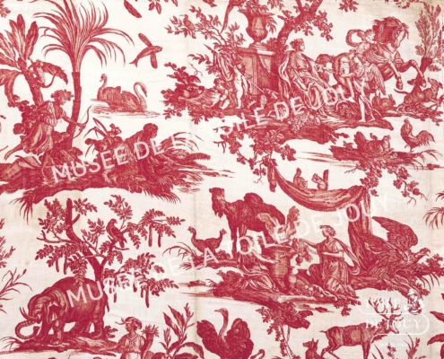 Toile rouge et blanche représentant des scènes pastorales, avec des personnages en costume du XVIIIe siècle, des animaux, des arbres et des activités rurales. Le motif complexe évoque le style classique célébré au Musée de la Toile de Jouy. Grand texte en filigrane sur l'image. - Musée de la Toile de Jouy