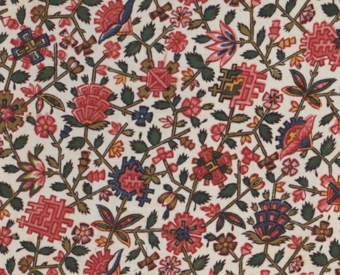 Motif floral complexe avec des fleurs roses, rouges et bleues, des feuilles vertes et des tiges torsadées sur un fond blanc, inspiré des motifs du Musée de la Toile de Jouy avec des formes géométriques et des éléments botaniques stylisés. - Musée de la Toile de Jouy