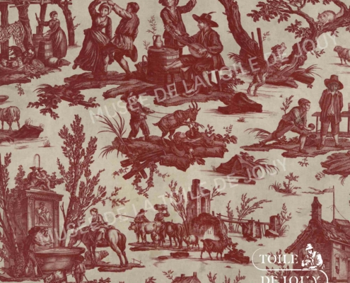Une toile de Jouy vintage aux tons sépia représente des scènes rurales avec des gens qui dansent, travaillent et montent à cheval parmi les arbres et les maisons. Inspiré par les motifs du Musée de la Toile de Jouy, "Toile de Jouy" est imprimé dans le coin inférieur droit. - Musée de la Toile de Jouy