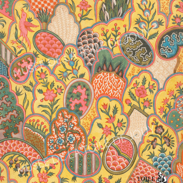 Motif floral coloré et complexe de style persan avec des formes superposées et festonnées remplies de fleurs, de feuilles et de motifs abstraits sur un fond jaune ; rappelant les textiles du Musée de la Toile de Jouy, un oiseau rose se dresse parmi les motifs. - Musée de la Toile de Jouy