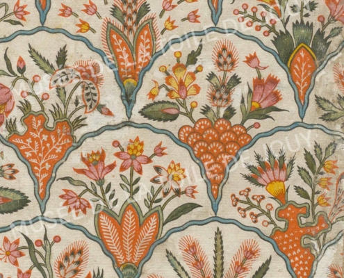 Des motifs floraux et foliaires complexes dans les tons orange, vert et beige, disposés dans des sections répétées en forme d'éventail sur un fond texturé, évoquent un motif textile botanique vintage inspiré par le Musée de la Toile de Jouy. - Musée de la Toile de Jouy