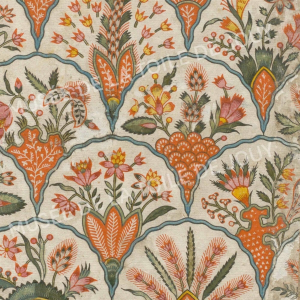 Des motifs floraux et foliaires complexes dans les tons orange, vert et beige, disposés dans des sections répétées en forme d'éventail sur un fond texturé, évoquent un motif textile botanique vintage inspiré par le Musée de la Toile de Jouy. - Musée de la Toile de Jouy