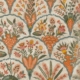 Des motifs floraux et foliaires complexes dans les tons orange, vert et beige, disposés dans des sections répétées en forme d'éventail sur un fond texturé, évoquent un motif textile botanique vintage inspiré par le Musée de la Toile de Jouy. - Musée de la Toile de Jouy