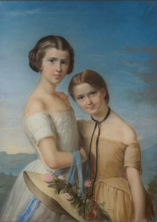 Un tableau classique représentant deux jeunes filles en plein air, l'une en robe blanche tenant un chapeau avec des fleurs, l'autre en robe marron clair avec un ruban noir, toutes deux regardant le spectateur avec douceur, évoquant l'élégance du musée de la Toile de Jouy. - Musée de la Toile de Jouy