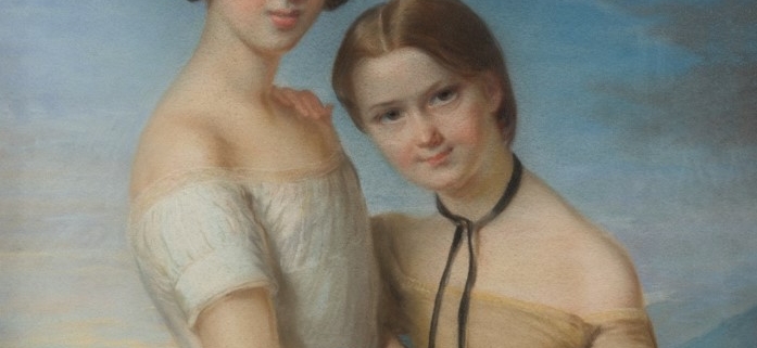 Un tableau classique représentant deux jeunes filles en plein air, l'une en robe blanche tenant un chapeau avec des fleurs, l'autre en robe marron clair avec un ruban noir, toutes deux regardant le spectateur avec douceur, évoquant l'élégance du musée de la Toile de Jouy. - Musée de la Toile de Jouy