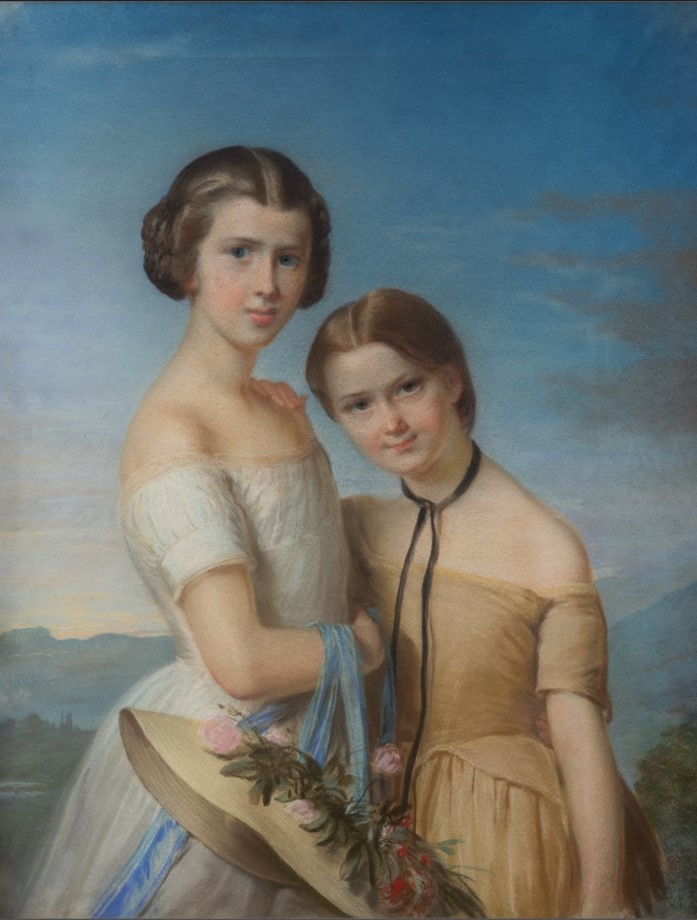Un tableau classique représentant deux jeunes filles en plein air, l'une en robe blanche tenant un chapeau avec des fleurs, l'autre en robe marron clair avec un ruban noir, toutes deux regardant le spectateur avec douceur, évoquant l'élégance du musée de la Toile de Jouy. - Musée de la Toile de Jouy