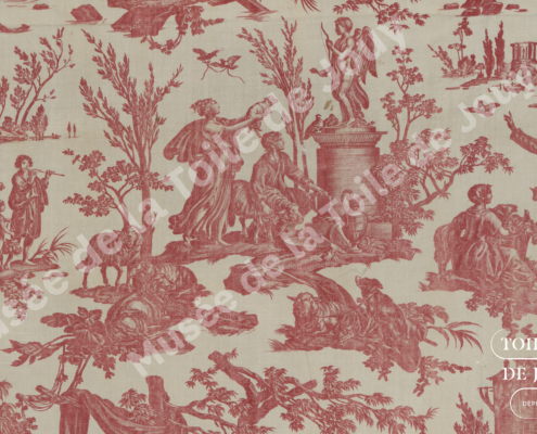 La toile rouge et blanche présente des scènes pastorales, avec des personnages et des enfants près d'arbres et de statues. D'un style complexe et ancien, elle évoque le charme du Musée de la Toile de Jouy, avec le texte "Toile de Jouy" en surimpression. - Musée de la Toile de Jouy